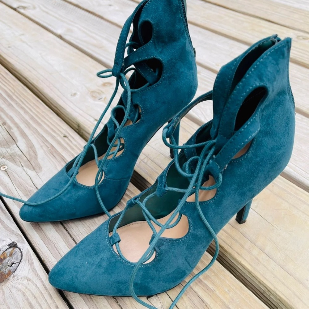 PRICED TO GO! Teal straps heels pump